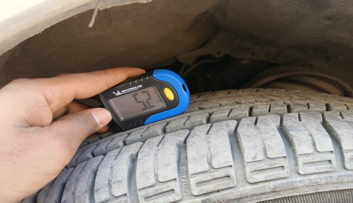 2014 Toyota Innova 2.5 ZX 7 STR, Diesel, Manual, 1,17,154 km, tyre