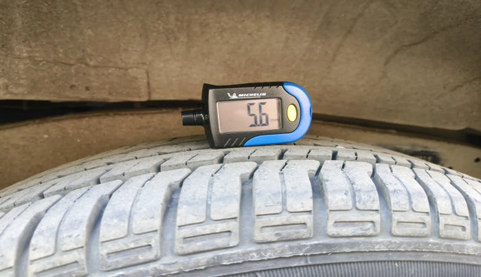 2014 Toyota Innova 2.5 ZX 7 STR, Diesel, Manual, 1,17,154 km, tyre