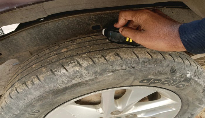 2016 Toyota Innova Crysta 2.4 GX 7 STR, Diesel, Manual, 1,13,259 km, tyre