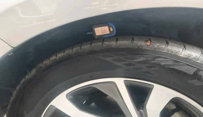 2022 Toyota Innova Crysta 2.4 VX 8 STR, Diesel, Manual, 57,593 km, tyre