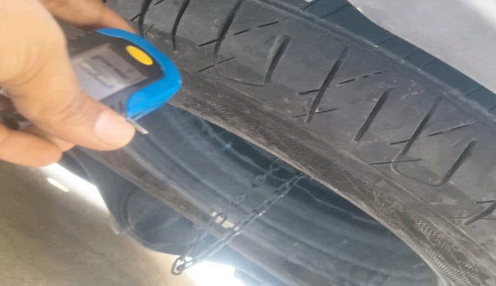 2022 Toyota Innova Crysta 2.4 VX 8 STR, Diesel, Manual, 57,593 km, tyre