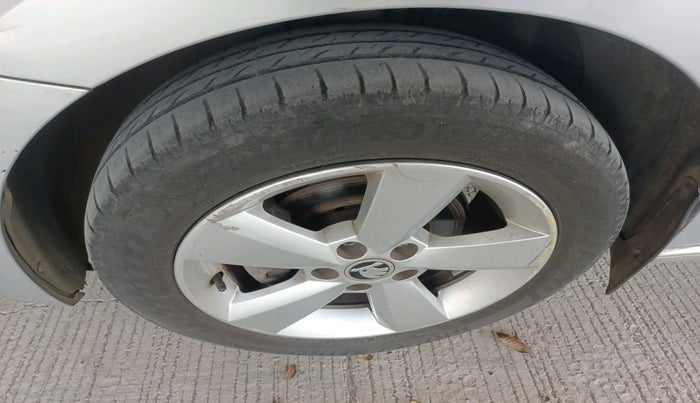 2016 Skoda Rapid AMBITION 1.6 MPI MT, Petrol, Manual, 1,43,001 km, tyre