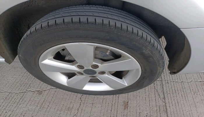 2016 Skoda Rapid AMBITION 1.6 MPI MT, Petrol, Manual, 1,43,001 km, tyre