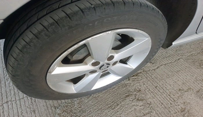 2016 Skoda Rapid AMBITION 1.6 MPI MT, Petrol, Manual, 1,43,001 km, tyre