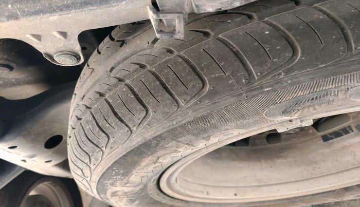 2016 Toyota Innova Crysta 2.4 VX 8 STR, Diesel, Manual, 1,99,106 km, tyre