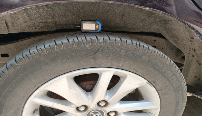 2016 Toyota Innova Crysta 2.4 VX 8 STR, Diesel, Manual, 1,99,106 km, tyre