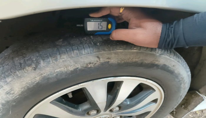 2015 Toyota Innova 2.5 VX 8 STR, Diesel, Manual, 1,00,852 km, tyre