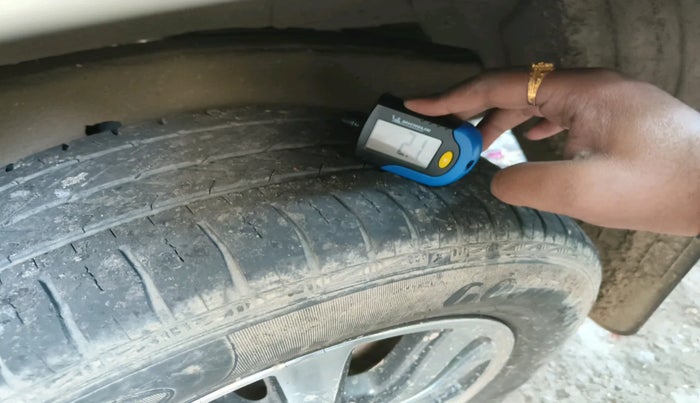 2015 Toyota Innova 2.5 VX 8 STR, Diesel, Manual, 1,00,852 km, tyre