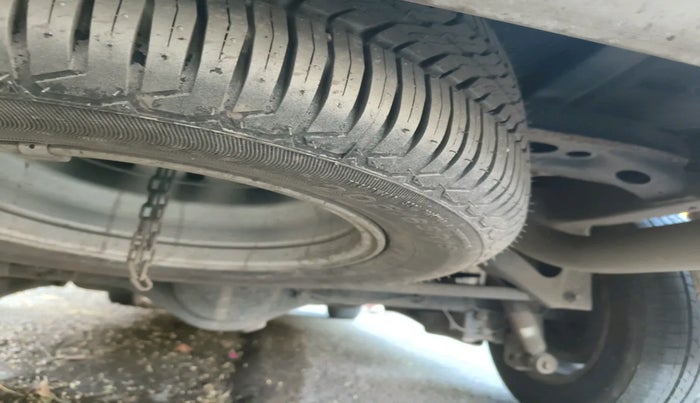 2015 Toyota Innova 2.5 VX 8 STR, Diesel, Manual, 1,00,852 km, tyre