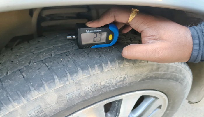 2015 Toyota Innova 2.5 VX 8 STR, Diesel, Manual, 1,00,852 km, tyre