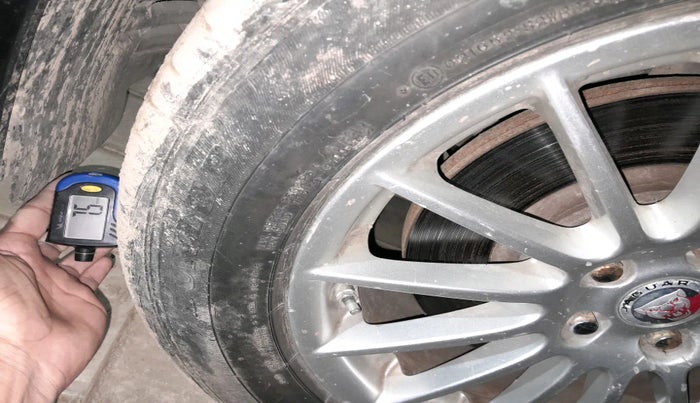 2015 Jaguar XF 2.2 DIESEL, Diesel, Automatic, 1,55,898 km, tyre