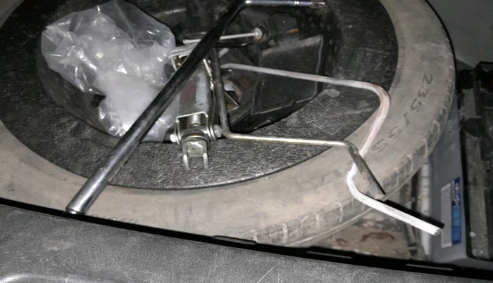 2015 Jaguar XF 2.2 DIESEL, Diesel, Automatic, 1,55,898 km, tyre