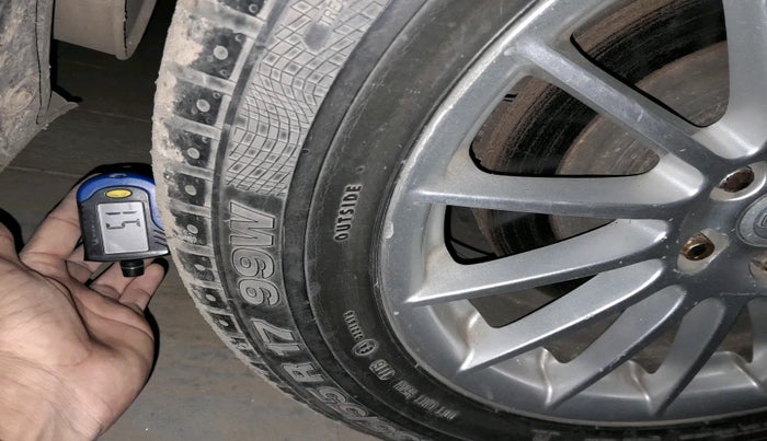 2015 Jaguar XF 2.2 DIESEL, Diesel, Automatic, 1,55,898 km, tyre