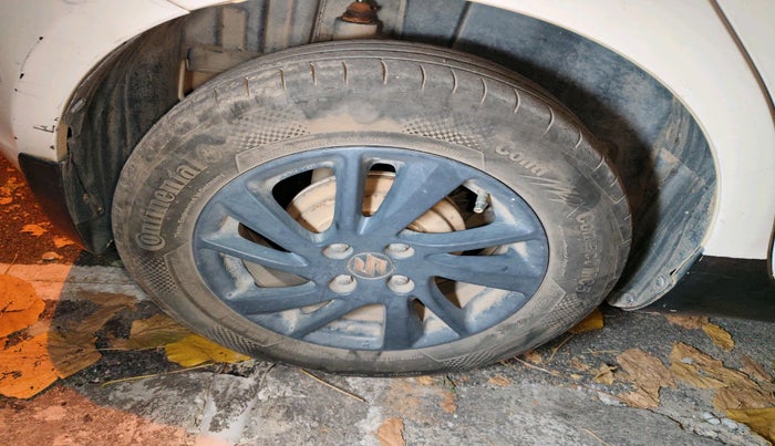 2013 Maruti Swift ZXI, Petrol, Manual, 1,17,211 km, tyre