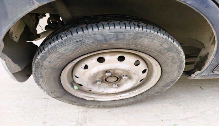 2017 Maruti Wagon R 1.0 LXI CNG, Petrol, Manual, 1,37,766 km, tyre