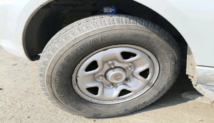 2017 Tata Safari Storme 2.2 EX 4X2, Diesel, Manual, 54,792 km, tyre