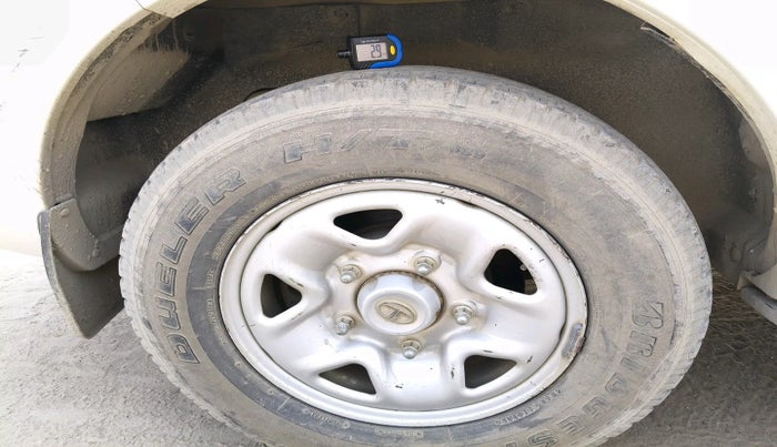 2017 Tata Safari Storme 2.2 EX 4X2, Diesel, Manual, 54,792 km, tyre