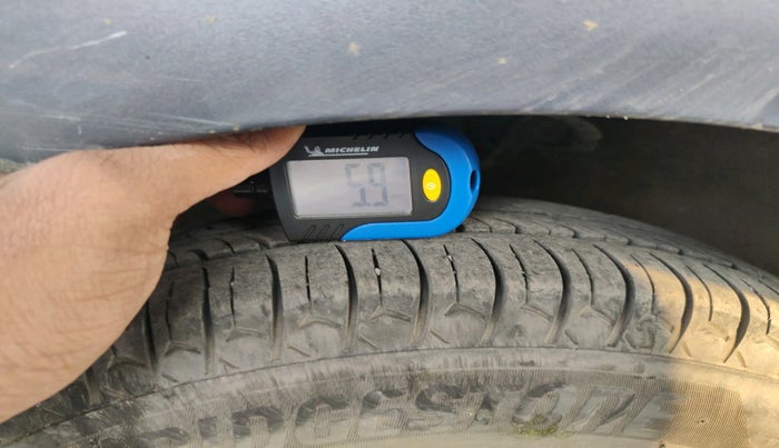 2016 Hyundai Eon ERA +, Petrol, Manual, 1,14,937 km, tyre