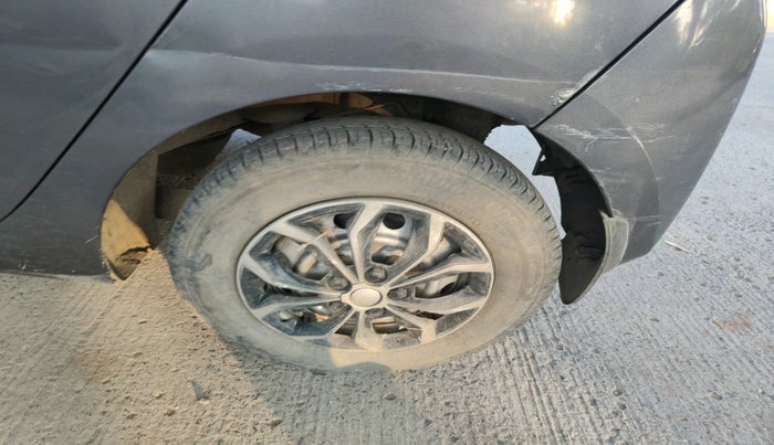 2016 Hyundai Eon ERA +, Petrol, Manual, 1,14,937 km, tyre