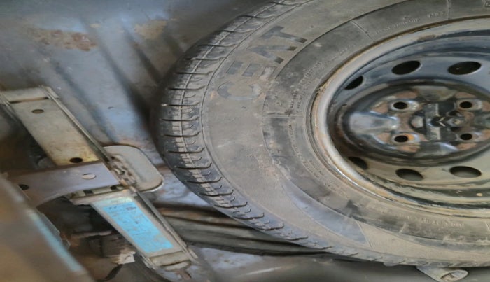 2016 Hyundai Eon ERA +, Petrol, Manual, 1,14,937 km, tyre