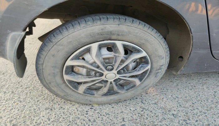 2016 Hyundai Eon ERA +, Petrol, Manual, 1,14,937 km, tyre