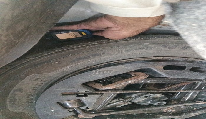 2011 Hyundai i10 MAGNA 1.1, Petrol, Manual, 1,00,000 km, tyre