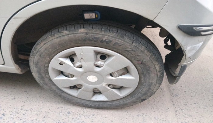 2014 Maruti Wagon R 1.0 LXI CNG, Petrol, Manual, 1,04,309 km, tyre