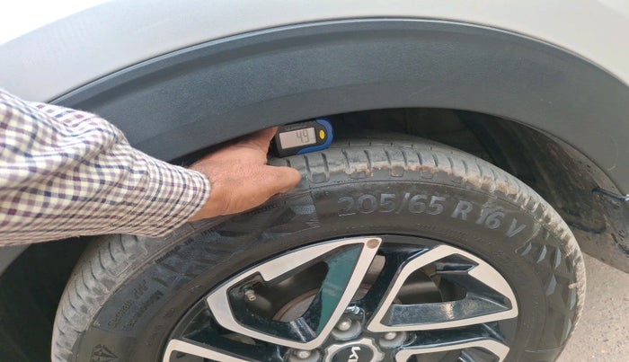 2022 KIA CARENS LUXURY PLUS 1.5 DIESEL AT 7 STR, Diesel, Automatic, 1,09,320 km, tyre