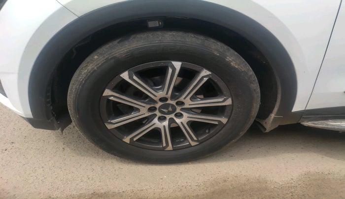 2022 Mahindra XUV700 AX 7 LUXURY D AWD AT 7 STR, Diesel, Automatic, 96,612 km, tyre