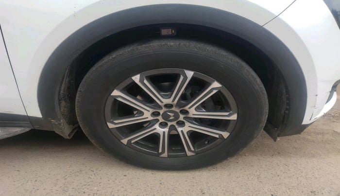 2022 Mahindra XUV700 AX 7 LUXURY D AWD AT 7 STR, Diesel, Automatic, 96,612 km, tyre