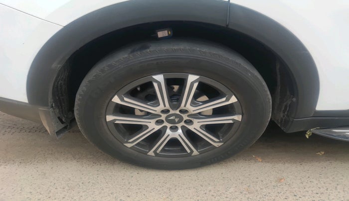 2022 Mahindra XUV700 AX 7 LUXURY D AWD AT 7 STR, Diesel, Automatic, 96,612 km, tyre