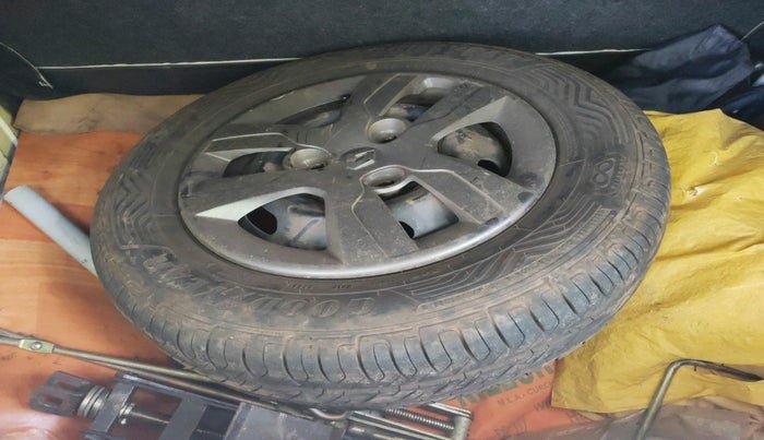 2016 Renault Kwid RXT 1.0, Petrol, Manual, 93,514 km, tyre