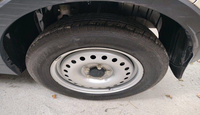 2023 Mahindra XUV300 W4 1.2 PETROL, Petrol, Manual, 6,116 km, tyre