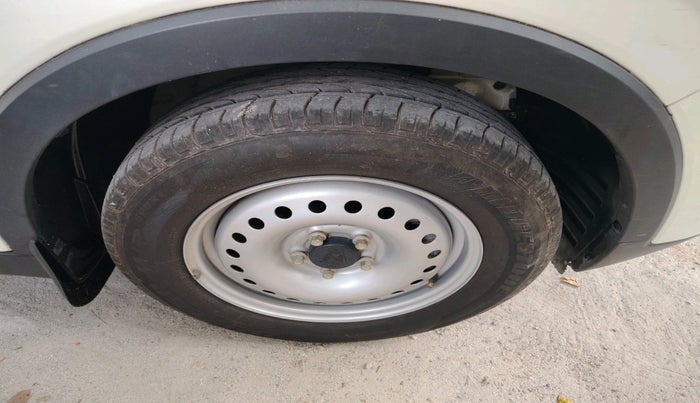 2023 Mahindra XUV300 W4 1.2 PETROL, Petrol, Manual, 6,116 km, tyre