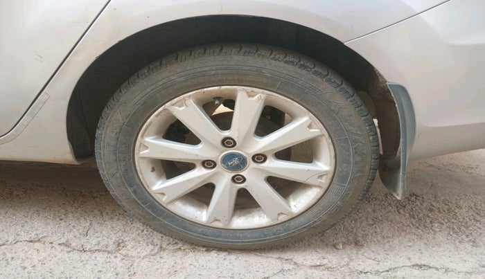 2013 Ford Fiesta TITANIUM DIESEL, Diesel, Manual, 1,64,561 km, tyre