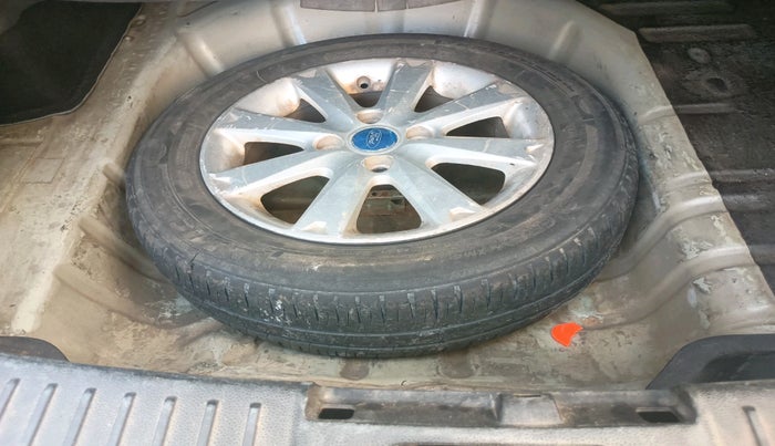 2013 Ford Fiesta TITANIUM DIESEL, Diesel, Manual, 1,64,561 km, tyre