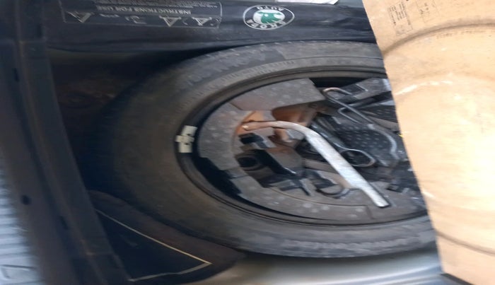 2013 Skoda Octavia AMBITION 2.0 TDI AT, Diesel, Automatic, 1,09,502 km, tyre