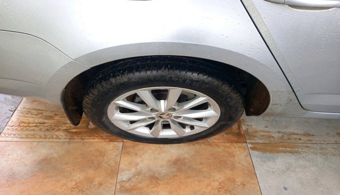 2013 Skoda Octavia AMBITION 2.0 TDI AT, Diesel, Automatic, 1,09,502 km, tyre