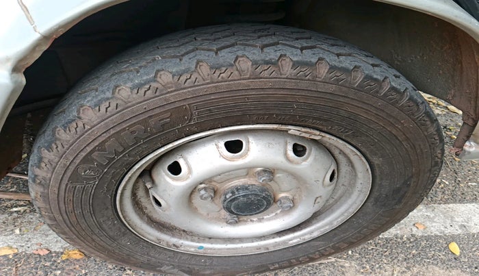 2016 Maruti Omni 5 STR, Petrol, Manual, 46,361 km, tyre