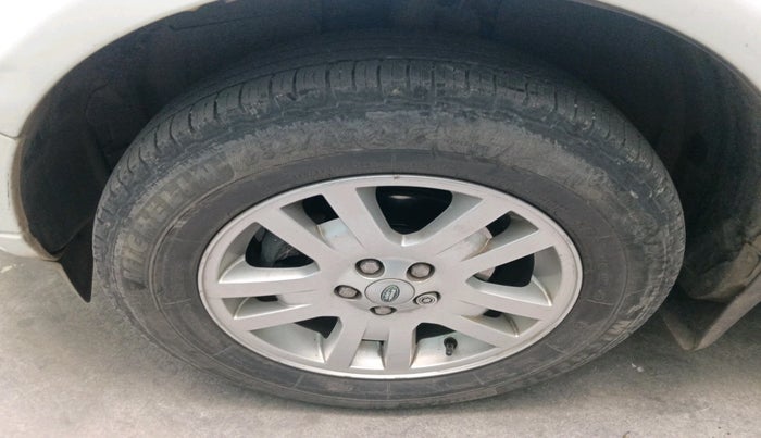 2011 Landrover Freelander 2 SD4 HSE, Diesel, Automatic, 1,52,808 km, tyre