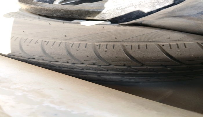 2013 Volkswagen Polo COMFORTLINE 1.2L PETROL, Petrol, Manual, 1,11,677 km, tyre