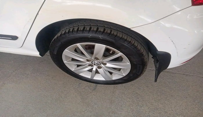 2017 Volkswagen Polo HIGHLINE1.2L, Petrol, Manual, 1,26,054 km, tyre