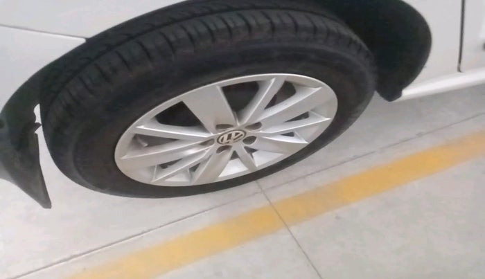 2017 Volkswagen Polo HIGHLINE1.2L, Petrol, Manual, 1,26,054 km, tyre