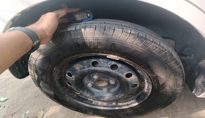 2017 Maruti Dzire VXI AMT, Petrol, Automatic, 34,142 km, tyre