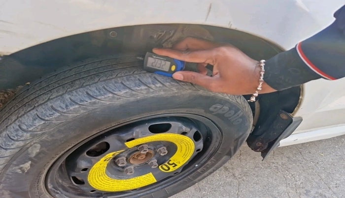 2014 Volkswagen Polo HIGHLINE1.2L, Petrol, Manual, 1,70,643 km, tyre