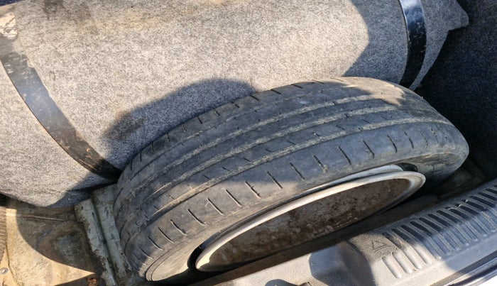 2014 Volkswagen Polo HIGHLINE1.2L, Petrol, Manual, 1,70,643 km, tyre