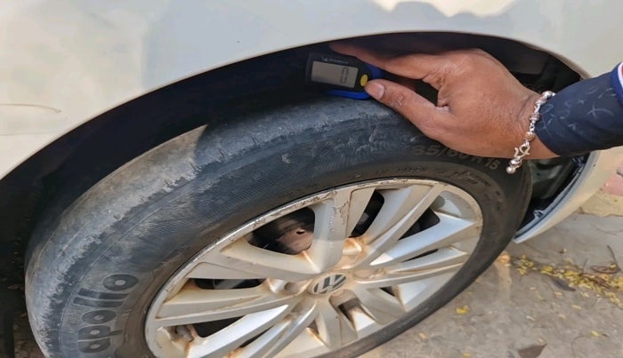 2014 Volkswagen Polo HIGHLINE1.2L, Petrol, Manual, 1,70,643 km, tyre