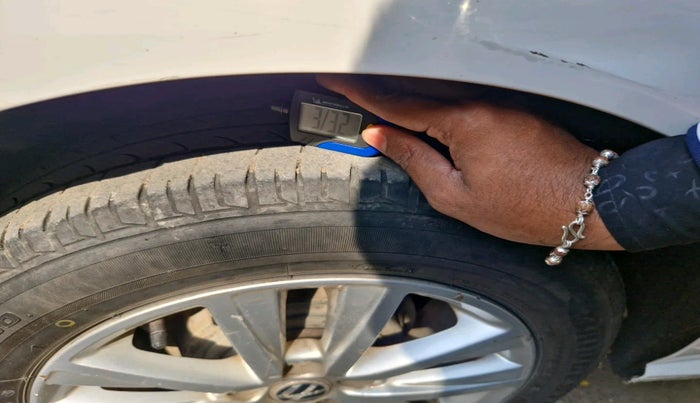 2014 Volkswagen Polo HIGHLINE1.2L, Petrol, Manual, 1,70,643 km, tyre