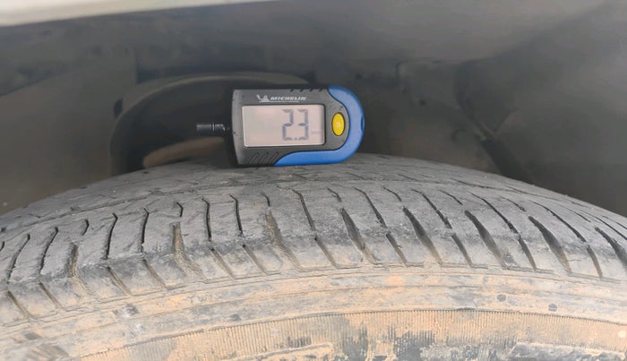 2011 Toyota Innova 2.5 G4 7 STR, Diesel, Manual, 2,37,869 km, tyre