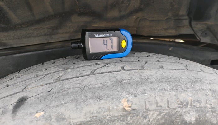 2011 Toyota Innova 2.5 G4 7 STR, Diesel, Manual, 2,37,869 km, tyre